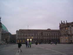 Auf dem Bebelplatz am Abend.