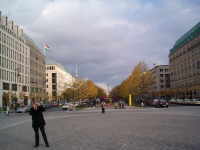 Vor dem Brandenburger Tor in Richtung  Alex. 